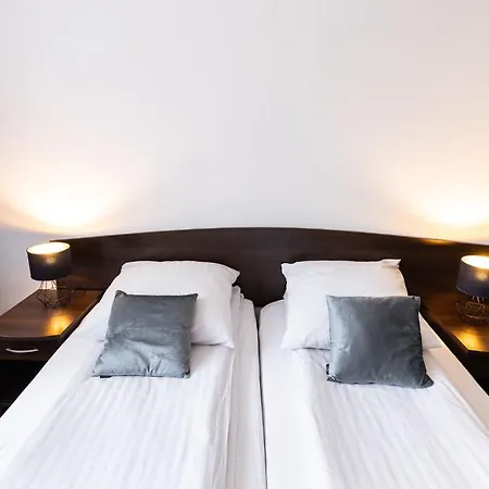 I Restauracja Nad Jeziorem Hotell 2*
